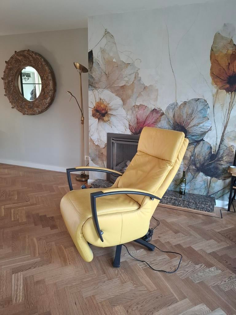 Comfortabele gele relaxfauteuil met elektrische bediening, Huis en Inrichting, Fauteuils, Ophalen, 100 tot 125 cm, Modern, Comfort