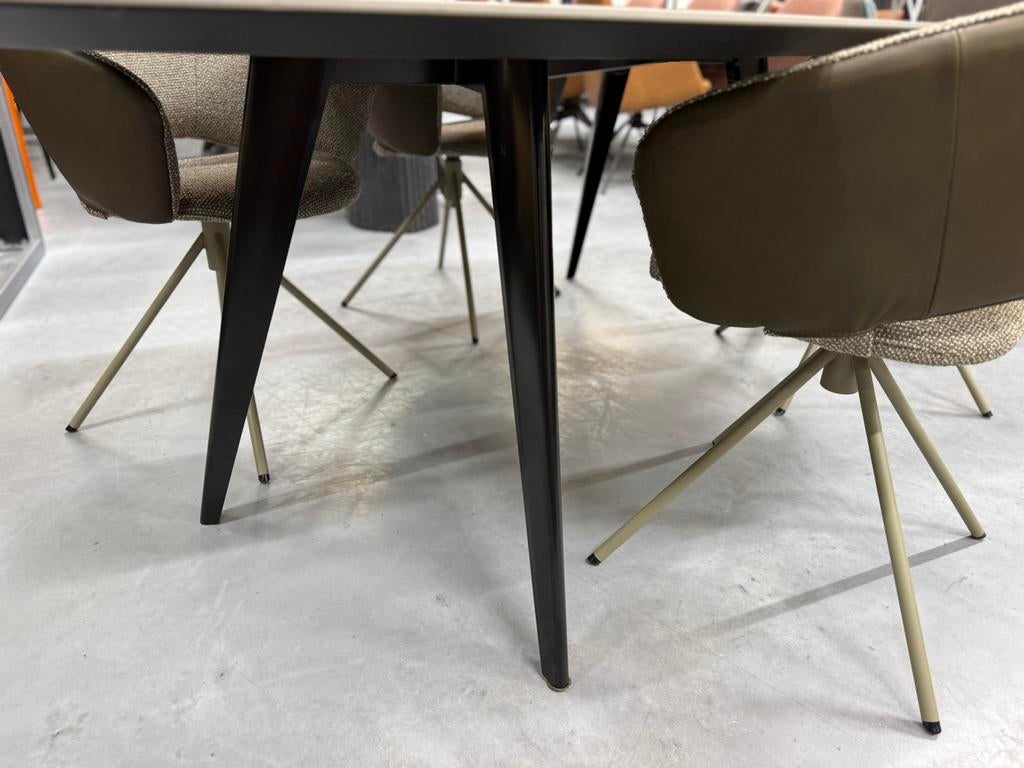 Showmodel Harvink Fier Eettafel keramiek tafel Design 225, Overige materialen, Harvink, Vijf personen of meer, Leolux Gelderla d Jori Metaform Design on Stock Eyye Montis