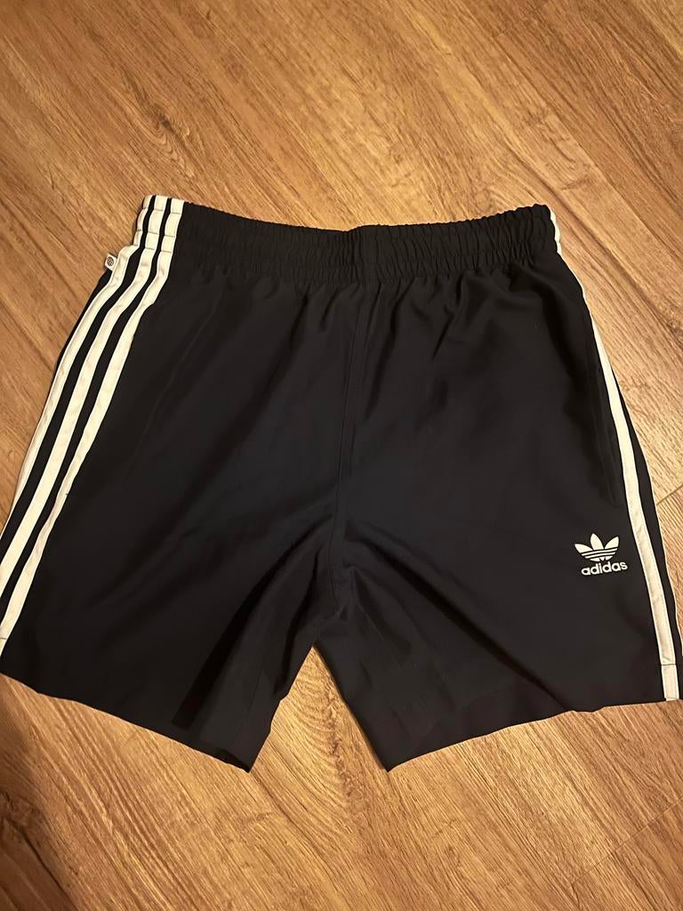 Adidas sportshort zwart met witte strepen, Kleding | Dames, Sportkleding, Zwart, Ophalen of Verzenden, Fitness of Aerobics, Maat 36 (S)