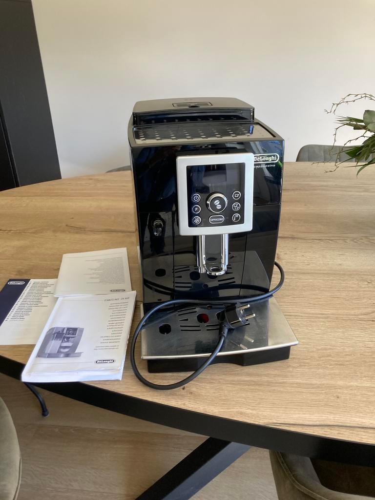 Koffieautomaat DeLonghi, Ophalen, Afneembaar waterreservoir, Gebruikt, 10 kopjes of meer