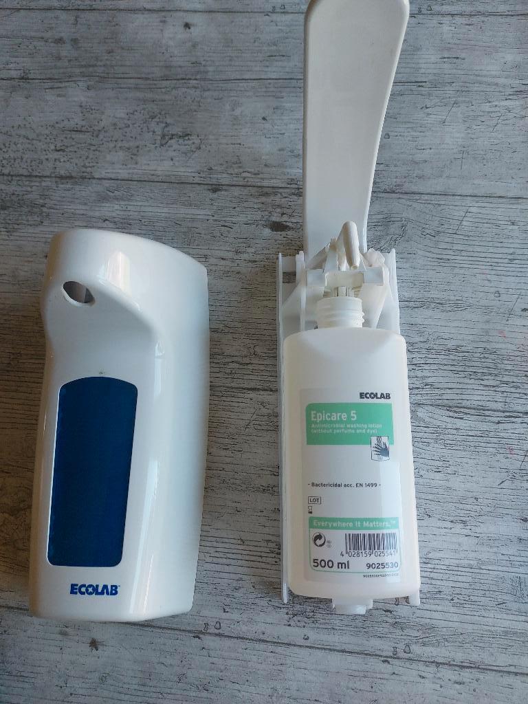 Professionele zeep dispenser van het merk Ecolab, Ophalen