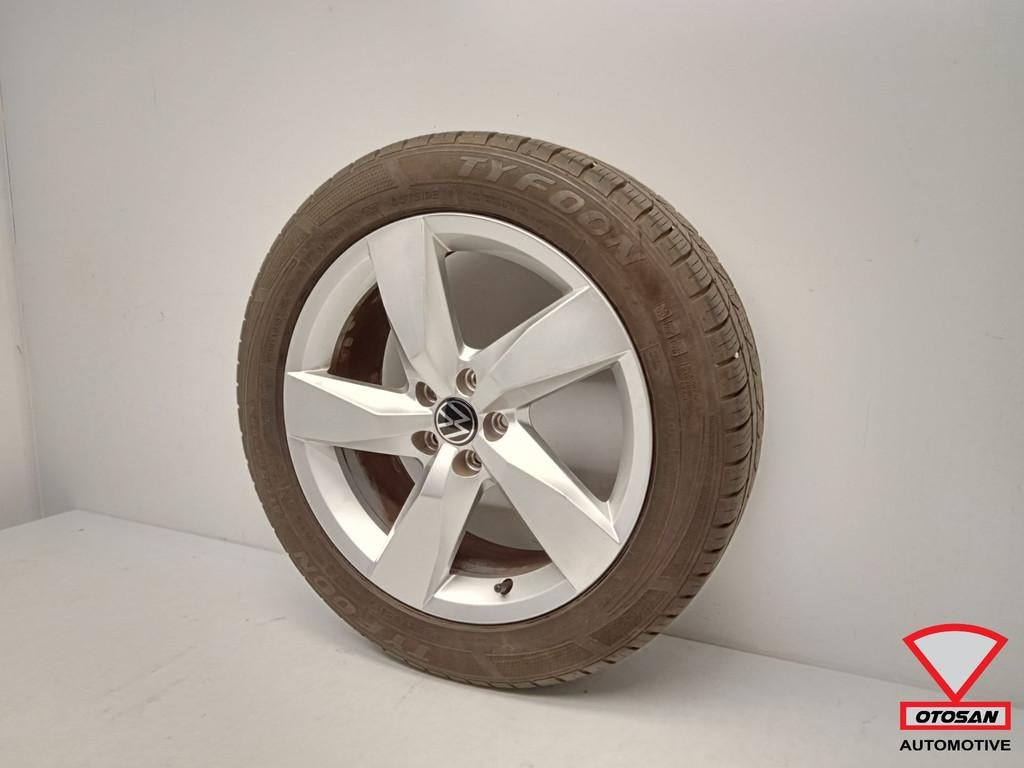 VW T-Cross Chesterfield Velg 17Inch Tyfoon 4Season 2GM601025, Gebruikt, Volkswagen, Volkswagen AG, Berliner Ring 2
38440  Wolfsburg, DE