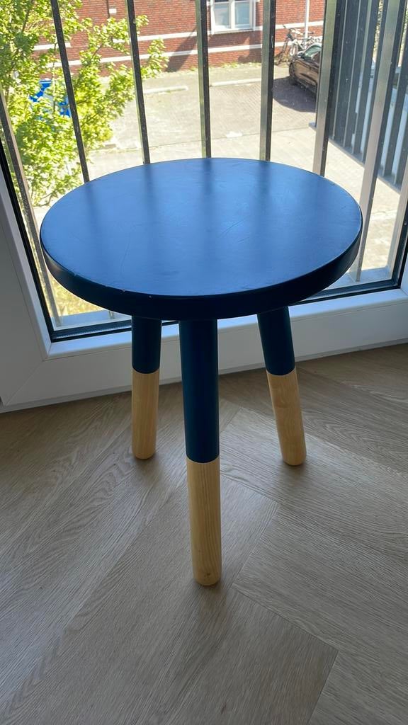 Blauw hout krukje bijzettafel, Huis en Inrichting, Minder dan 55 cm, Gebruikt, Rond, Hout