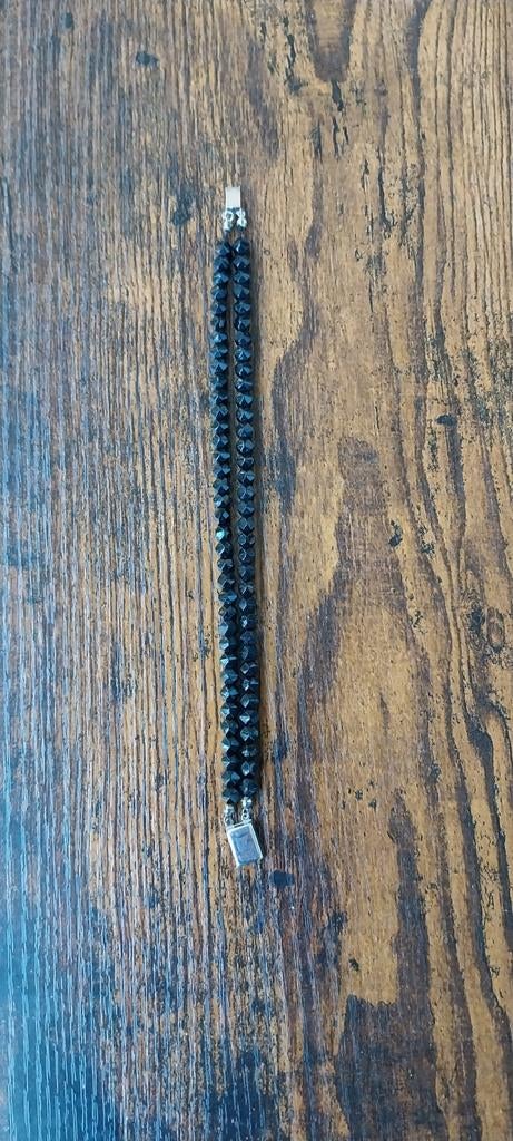 Antieke armband met zwarte git kralen en zilver slot, Ophalen