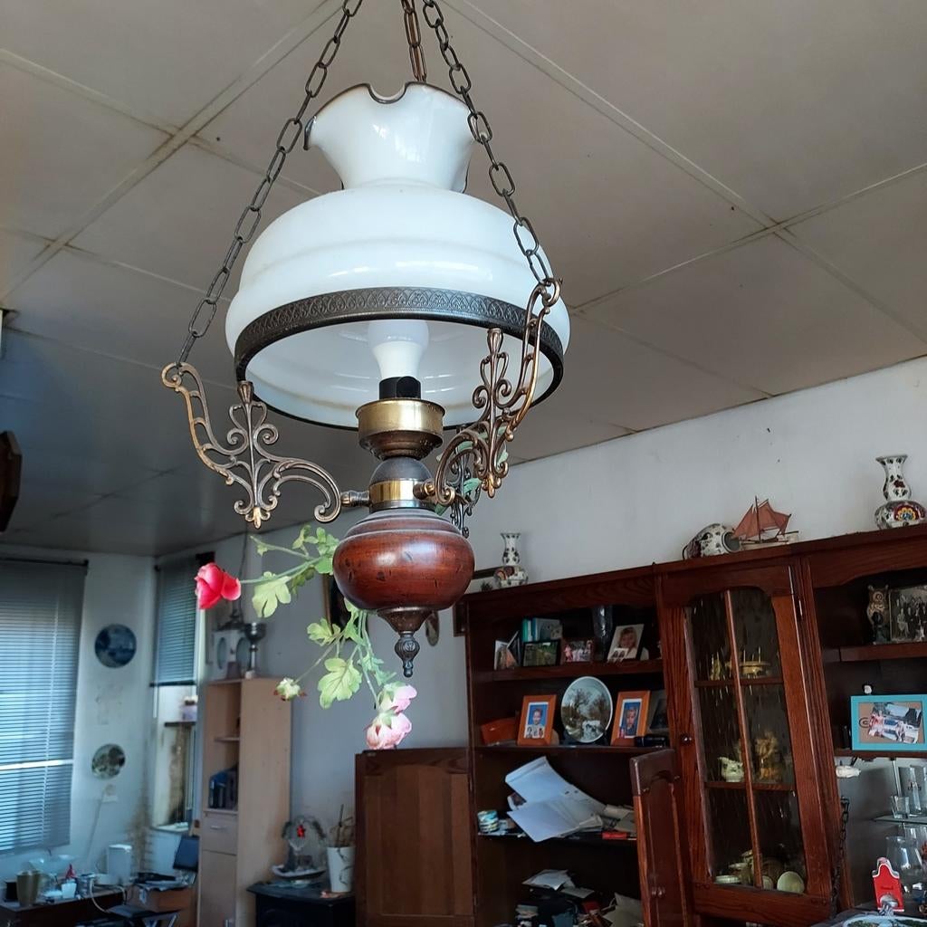 Antieke hanglamp met melkglas en houten accenten, Ophalen