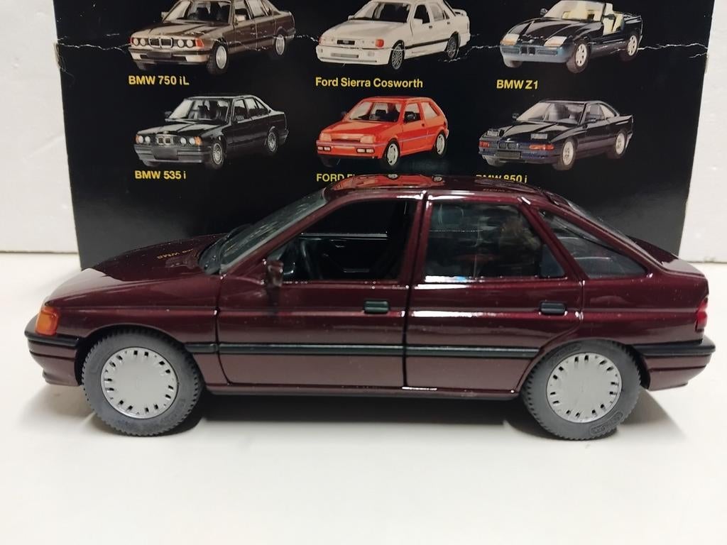 Schabak 1:24 Ford Escort 5drs hatchback bordeaux, Hobby en Vrije tijd, Modelauto's | 1:24, Ophalen of Verzenden, Zo goed als nieuw