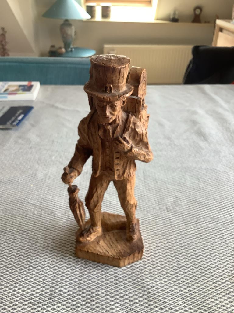 Houtsnijwerk Zwarte Woud man met koekoeksklokken, Ophalen of Verzenden