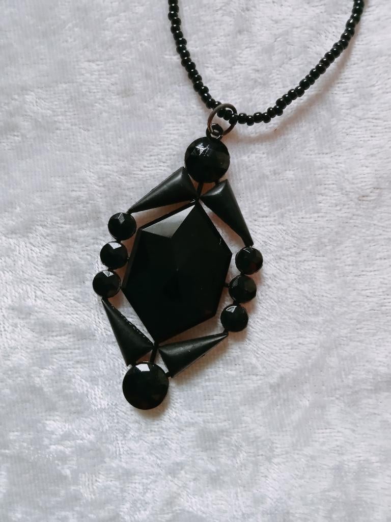 Mooie Gitten Art Deco Hanger aan fijne Gitten Ketting, Verzenden, Overige materialen, Hanger