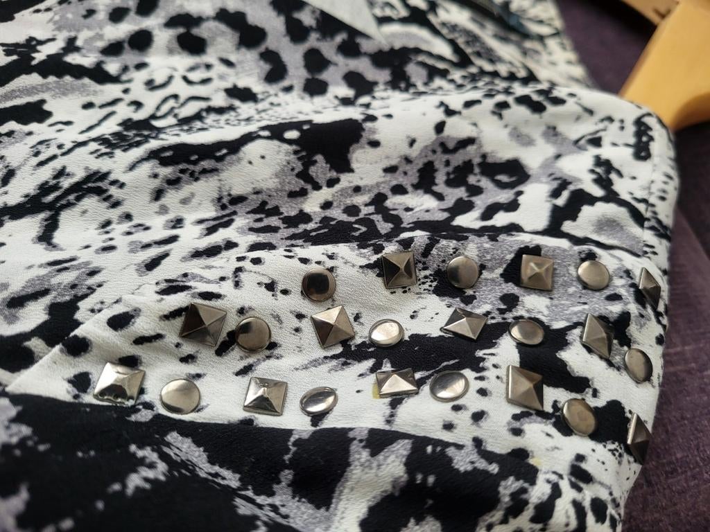 Zwarte jurk met opvallende print bolero, Kleding | Dames, Ophalen, Zo goed als nieuw, Maat 38/40 (M), Zwart