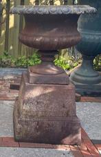 Gietijzeren brocante tuinvaas/bloempot op sokkel, Ophalen