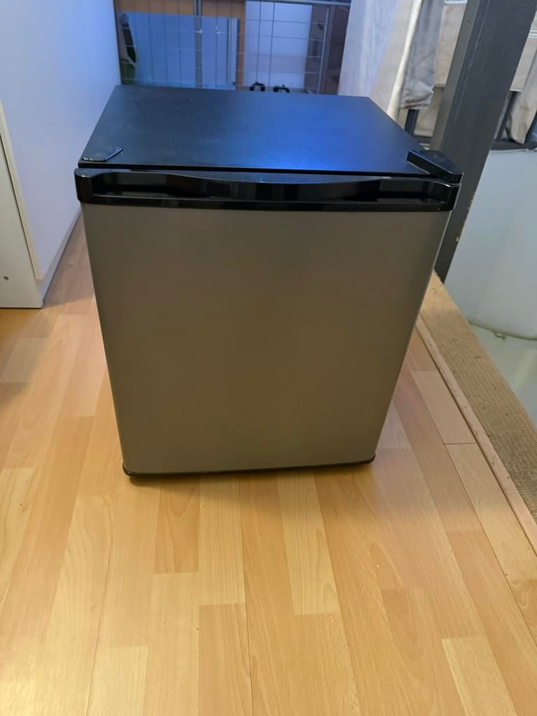 Minibar 230v DEFECT, Ophalen, Minder dan 75 liter, Zonder vriesvak, Gebruikt