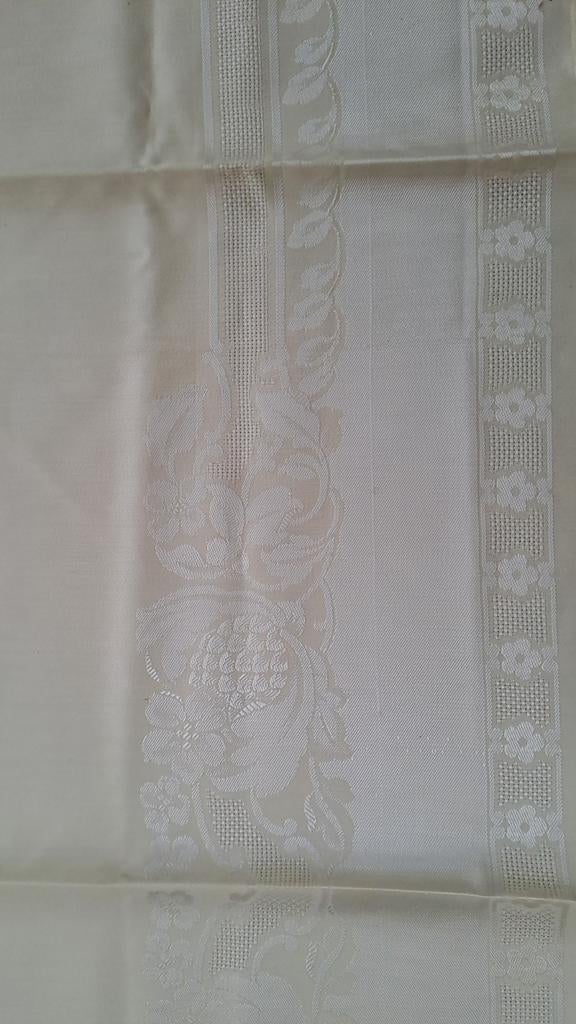 Luxe damast tafelset compleet met servetten. Klassiek model, Ophalen of Verzenden, Zo goed als nieuw, Geel, Tafelkleed of Tafelzeil