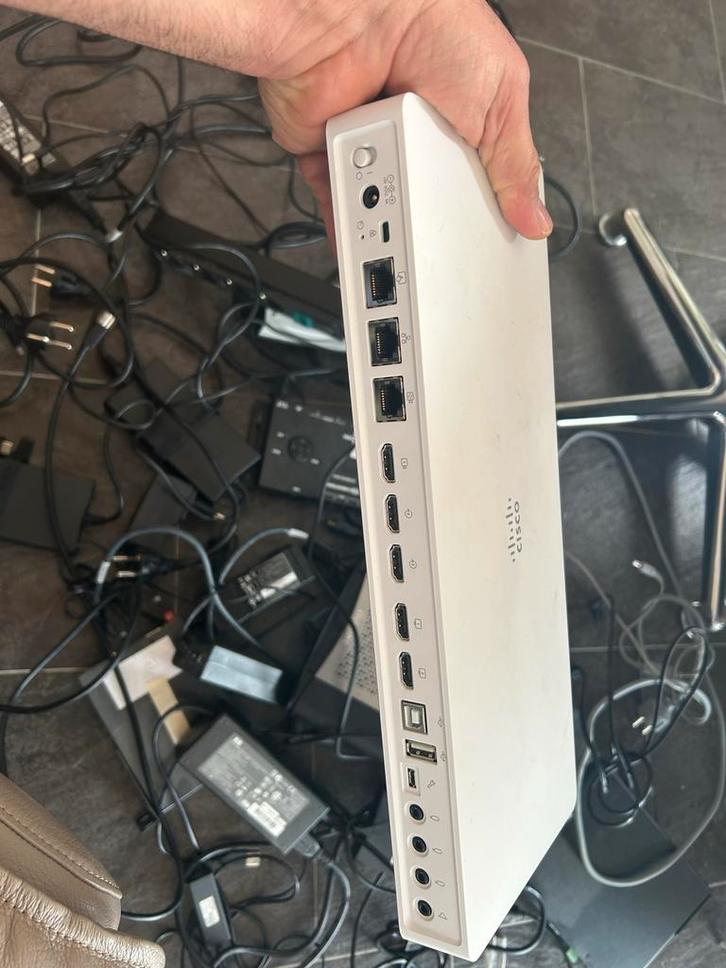 Partij computer hardware: monitoren, Bachman desk unit, kabe, Computers en Software, Overige Computers en Software, Gebruikt, Ophalen of Verzenden