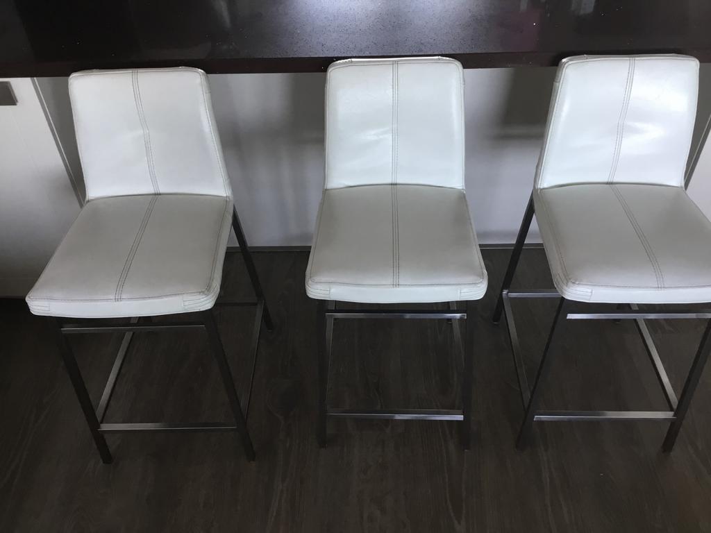 3 RVS barkrukken met lederen bekleding, zithoogte 63 cm, Ophalen, Gebruikt, 60 tot 90 cm, Leer