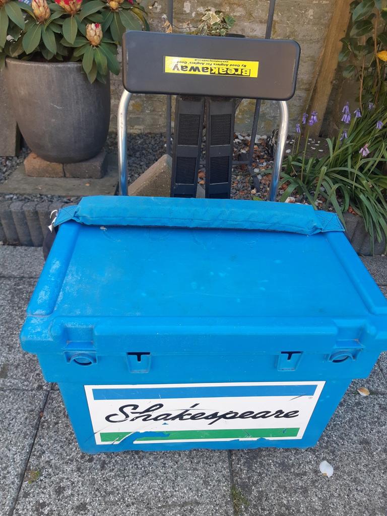 Shakespeare blauwe zeeviskoffer met draagsysteem, Watersport en Boten, Hengelsport | Zeevissen, Overige typen, Ophalen of Verzenden