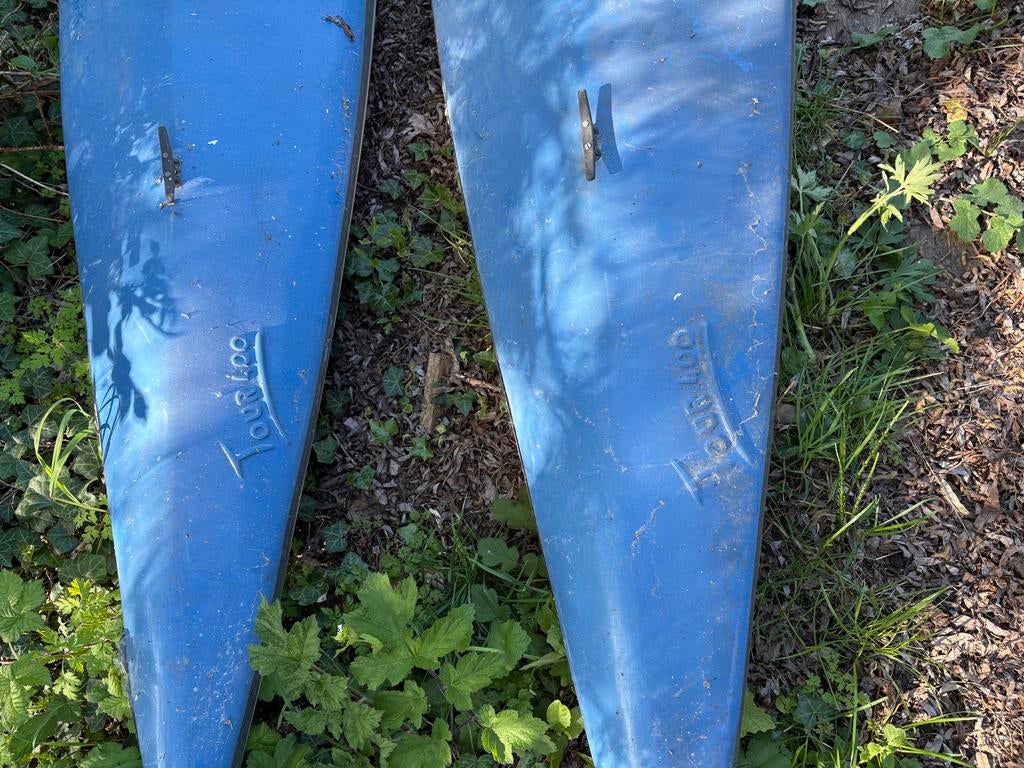 Gratis af te halen: Twee blauwe kajaks - Tour 400, Ophalen, Gebruikt, 1-persoons