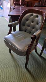 2 Chesterfield armstoelen met notenhouten frame, Ophalen