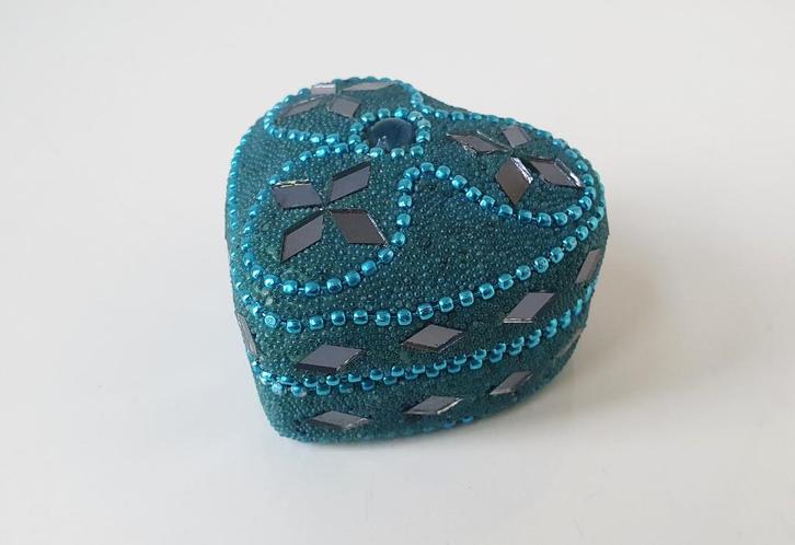 prachtig hartvormig sieradendoosje/ oosters blikje, Huis en Inrichting, Woonaccessoires | Overige, Nieuw, Verzenden