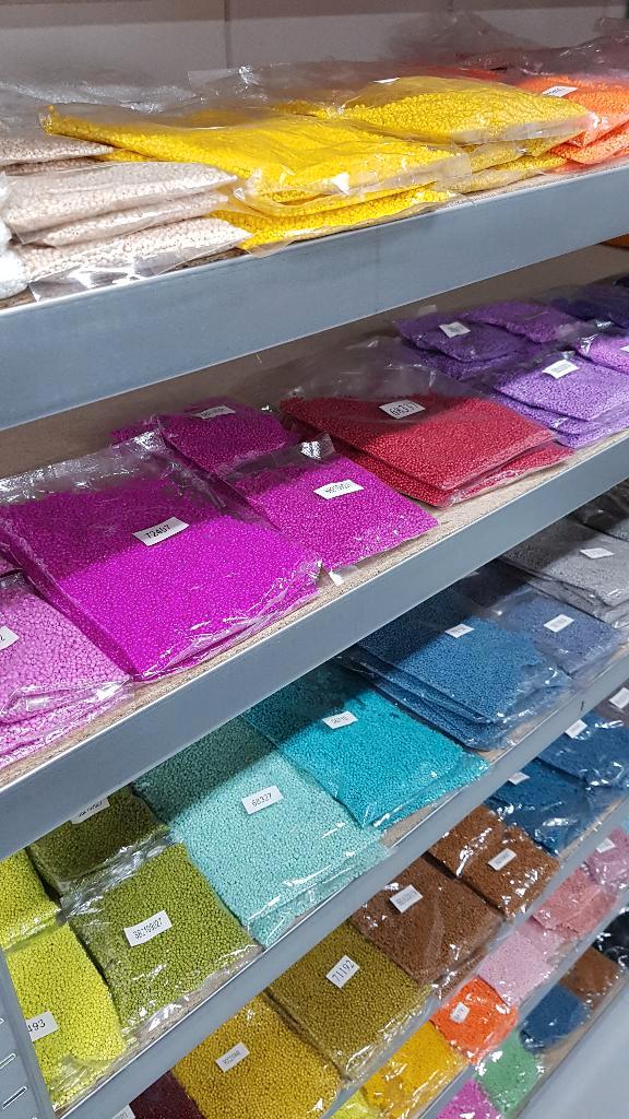 330 kg Rocailles kralen (deels al verpakt), Hobby en Vrije tijd, Kralen en Sieraden maken, Nieuw, Kraal, Ophalen