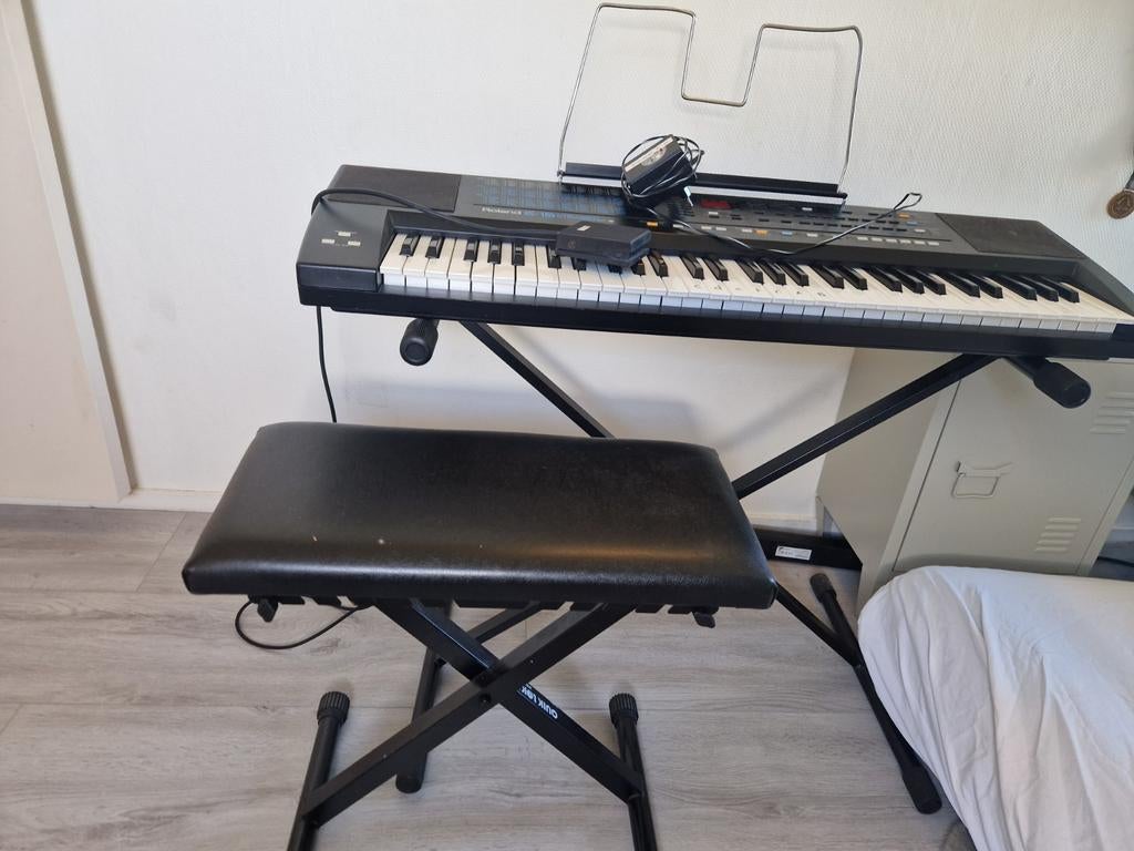 Roland E-15 Synthesizer Keyboard met standaard en kruk, Ophalen of Verzenden, 61 toetsen, Gebruikt, Roland