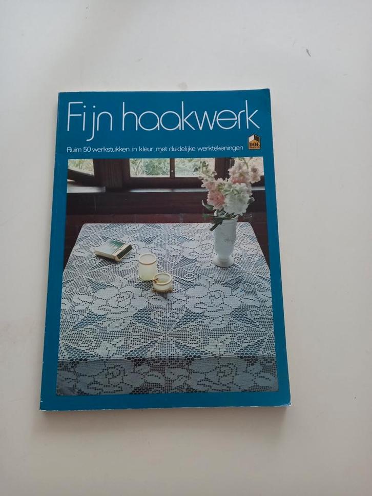 Boek - fijn haakwerk - meer dan 50 retro ideeën, Boeken, Hobby en Vrije tijd, Zo goed als nieuw, Breien en Haken, Ophalen of Verzenden