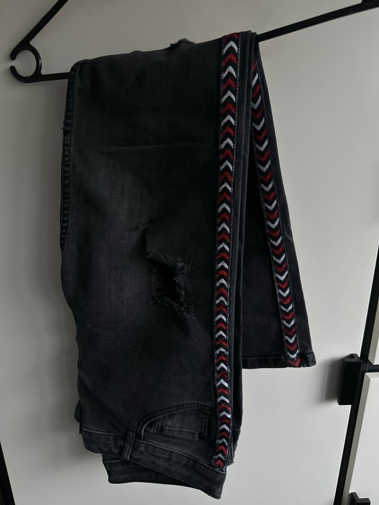 Stoere NIKKIE zwarte jeans met bies maat 29, Ophalen of Verzenden, Zo goed als nieuw, Zwart, W28 - W29 (confectie 36)