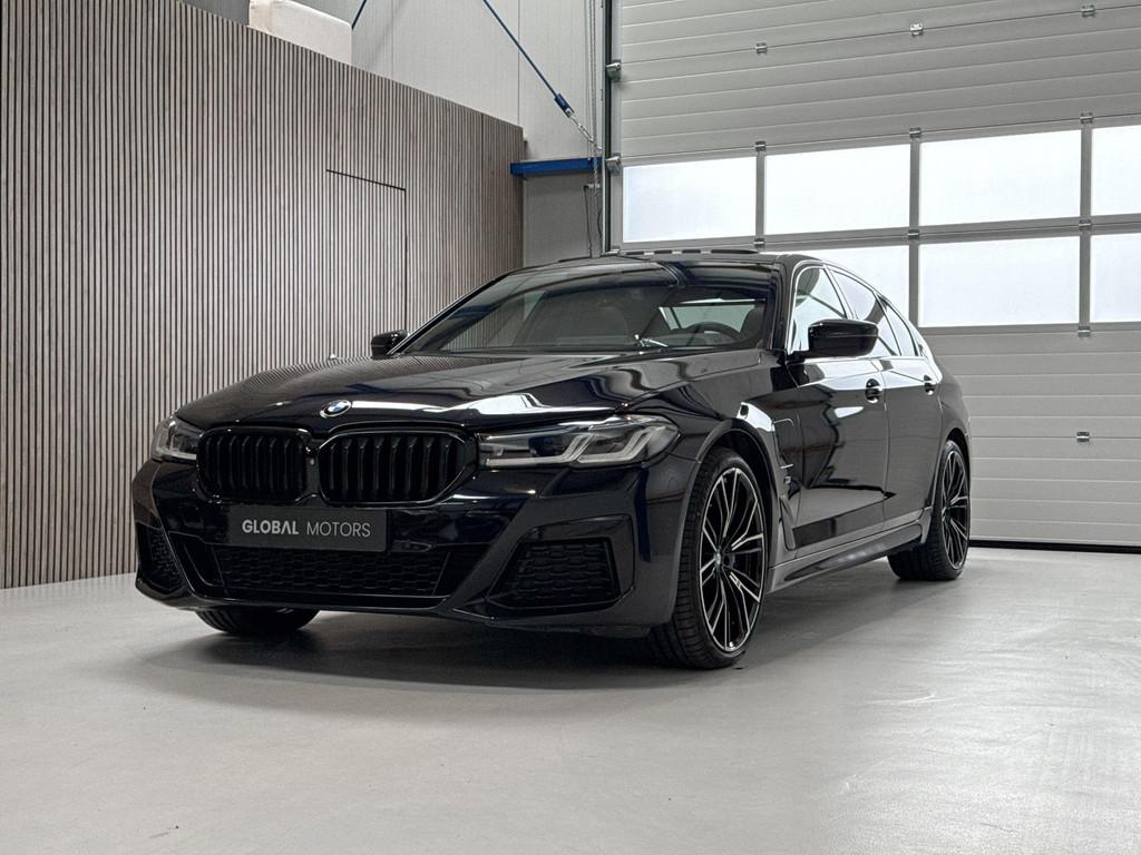 BMW 5-serie 545e xDrive High Executive G30 LCi M Sport 394 P, Gebruikt, 394 pk, 2000 kg, Zwart