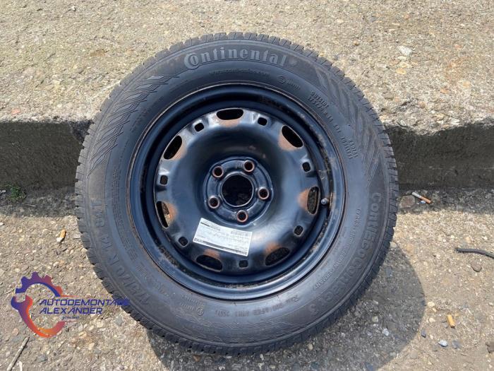 Velg + Band van een Volkswagen Polo, Auto-onderdelen, Banden en Velgen, Personenwagen, Gebruikt, 3 maanden garantie