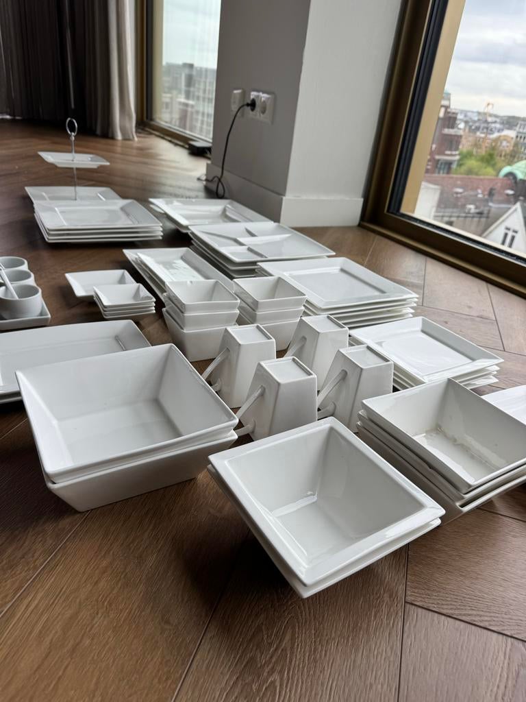 Xenos 46 delig vierkant wit servies van €200 voor €40, Ophalen, Gebruikt, Keramiek, Effen