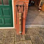 Antieke koperen waterpomp op houten plank, Ophalen