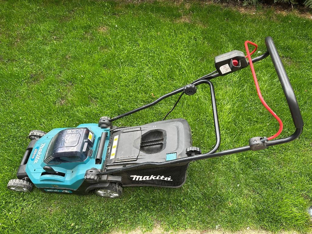 Makita DLM 382 (2x18V) accu grasmaaier met 38 cm maaibreedte, Ophalen, Cirkelmaaier, Accu-grasmaaier, Zo goed als nieuw