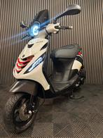 PIAGGIO ZIP 4T 3V BROM 2023 FULL OPTION PEARL WHITE, Ophalen of Verzenden, Zo goed als nieuw, Benzine, Zip