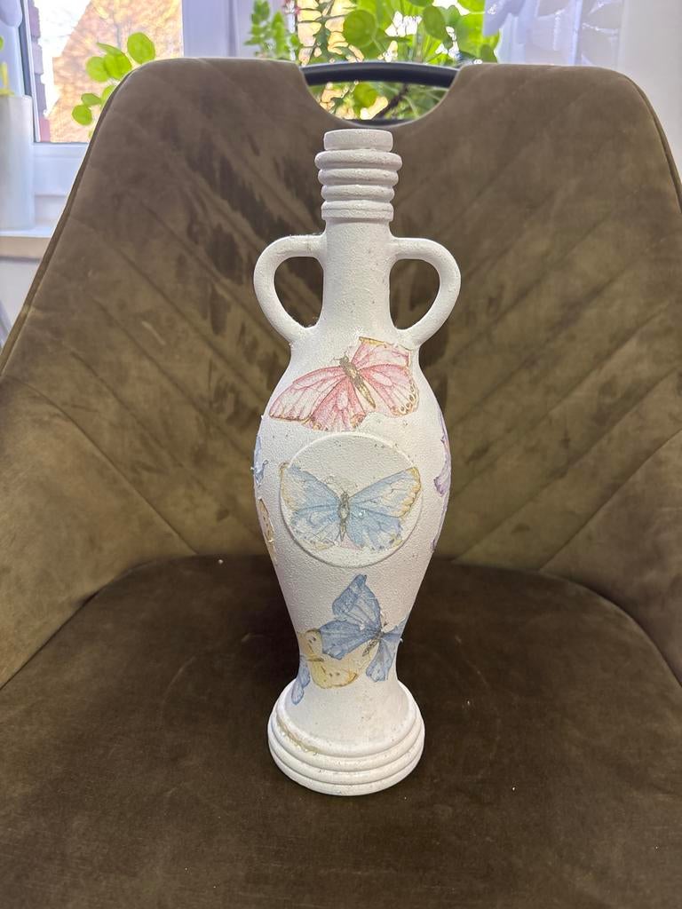 Decoratieve vaas met vlinders - Handgemaakt, Huis en Inrichting, Woonaccessoires | Vazen, Overige materialen, 50 tot 75 cm, Wit
