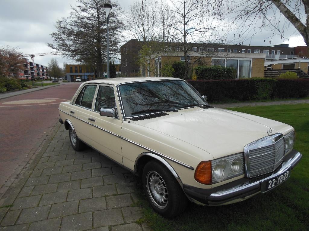 Mercedes-Benz 200-Serie 2.5 250 AUT 1976 Beige, Auto's, Mercedes-Benz, Automaat, 2525 cc, 129 pk, Leder en Stof