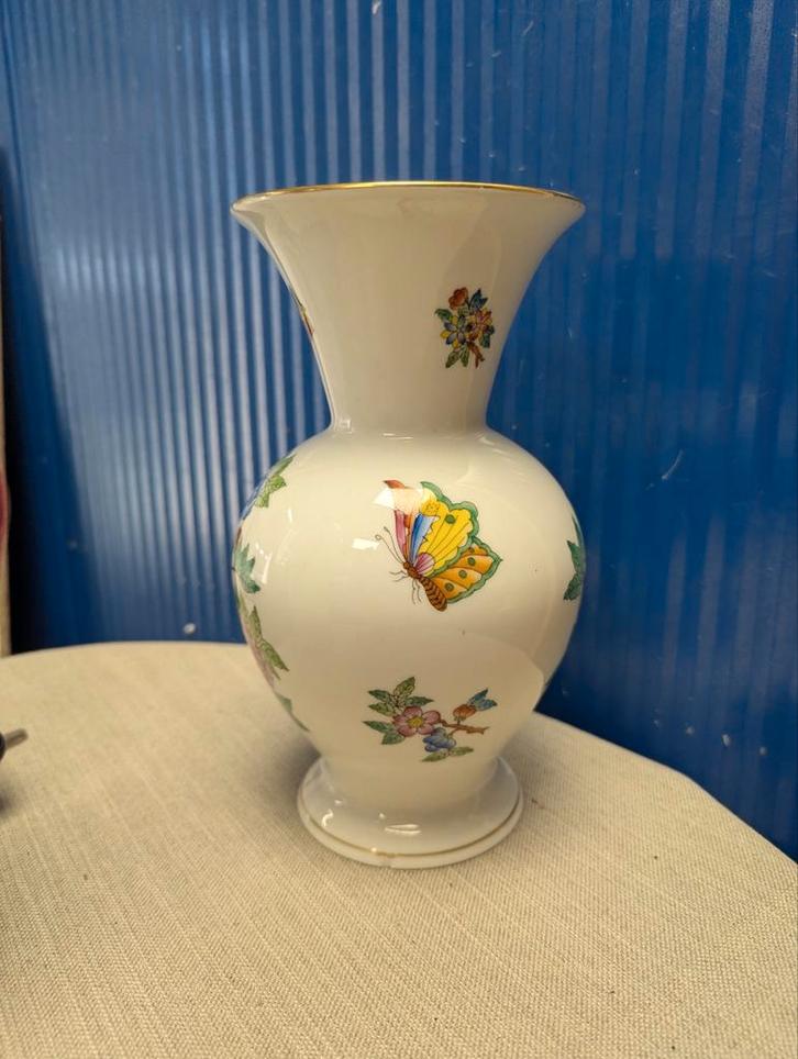 Herend vaas met vlinders en bloemen, Antiek en Kunst, Antiek | Vazen, Ophalen of Verzenden
