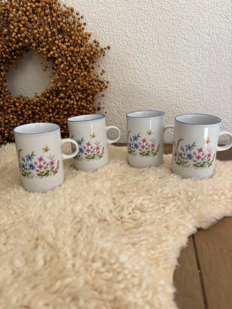 4 mokjes met bloemenmotief., Ophalen of Verzenden, Zo goed als nieuw, Overige stijlen, Kop(pen) en/of Schotel(s)