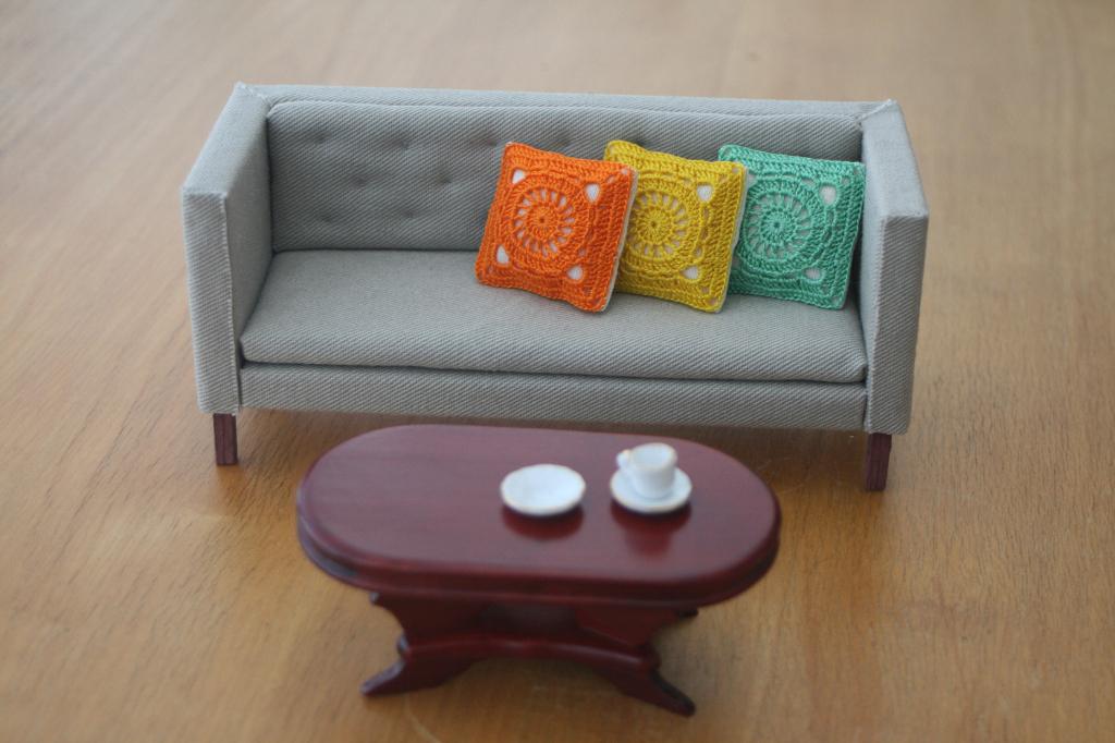 1:12 miniatuur kussentjes voor poppenhuis geel oranje mint, Verzamelen, Ophalen of Verzenden, Nieuw, Textiel