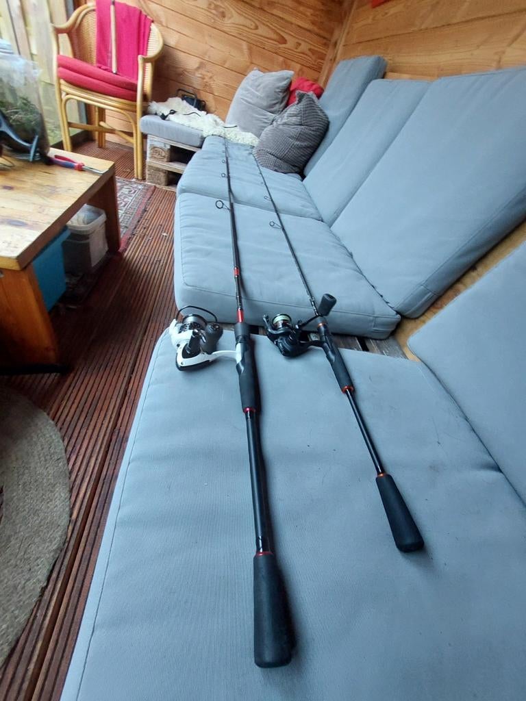 2 mooie spin hengels voor baars en snoek, Watersport en Boten, Hengelsport | Roofvissen, Gebruikt, Complete set, Ophalen
