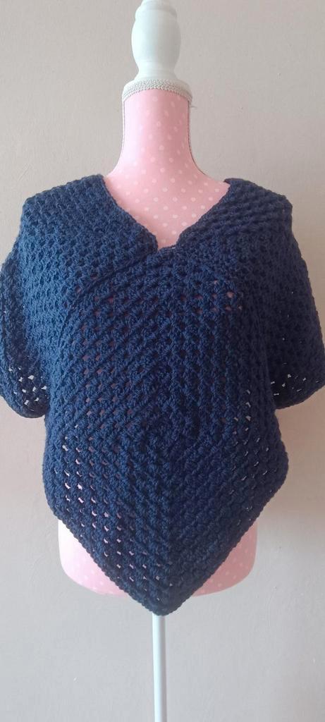 Gehaakte poncho Blauw, Hobby en Vrije tijd, Breien en Haken, Nieuw, Haken, Overige typen, Ophalen of Verzenden