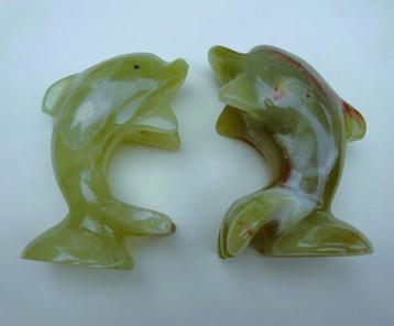 2 Groen-bruin onyx/marmer Dofijntjes +/- 8 x 3 cm  beschikbaar voor biedingen
