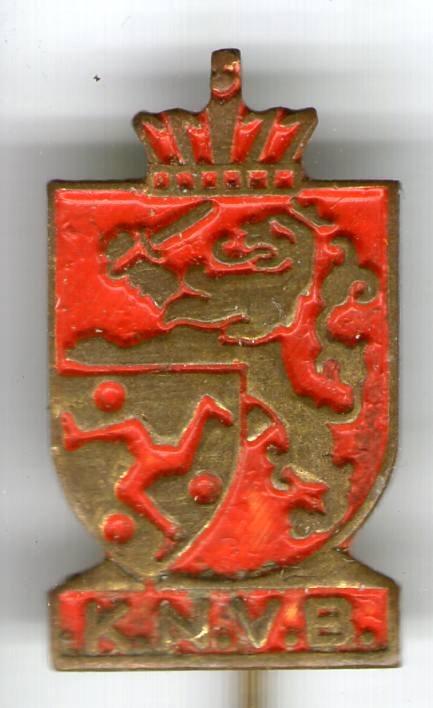 K.N.V.B. KBVB rood op koper voetbalbond speldje ( Z_226 ), Verzamelen, Speldjes, Pins en Buttons, Zo goed als nieuw, Speldje of Pin