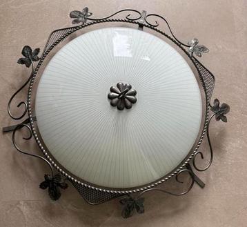 Jaren 60 plafondlamp / plafonnière van glas en smeedijzer beschikbaar voor biedingen