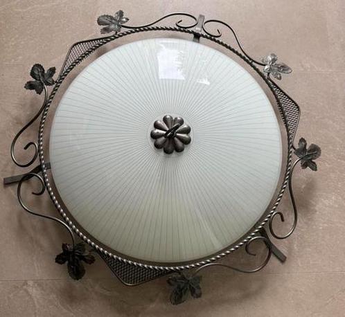 Jaren 60 plafondlamp / plafonnière van glas en smeedijzer, Huis en Inrichting, Lampen | Plafondlampen, Zo goed als nieuw, Glas