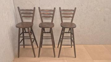Set van 3 houten barkrukken met rugleuning beschikbaar voor biedingen