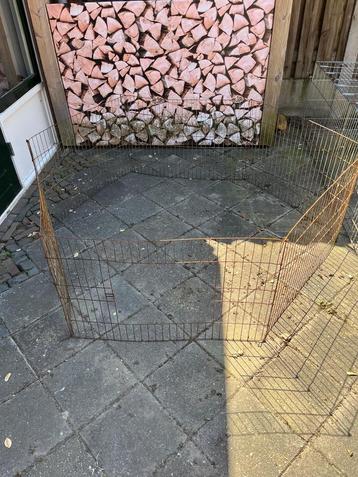 Oude metalen buitenren met open bovenzijde beschikbaar voor biedingen