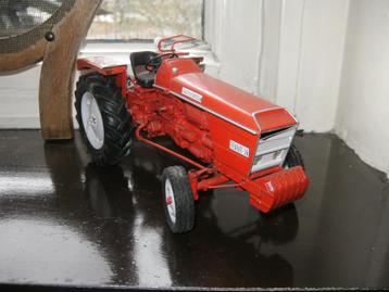 Renault tractor 56 replica 1968 oranje rood UH schaal 1:16