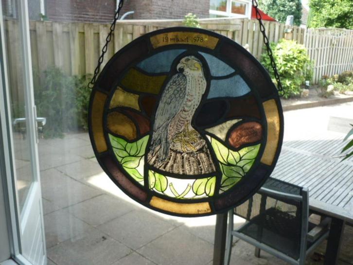 Mooie ronde glas in lood glas met een roofvogel erin, Antiek en Kunst, Antiek | Glas en Kristal, Ophalen of Verzenden