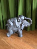 Boedha beeld : kind op monnik, Ophalen