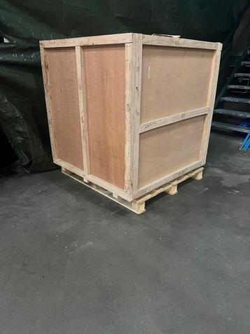 Gratis afhalen kist 124 x 124 x124 cm met deksel beschikbaar voor biedingen