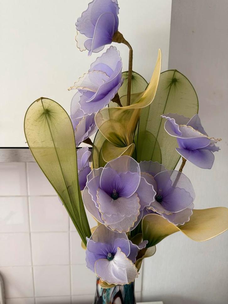 Decoratieve vaas met kunstbloemen, Huis en Inrichting, Woonaccessoires | Vazen, Zo goed als nieuw, Overige kleuren, 50 tot 75 cm